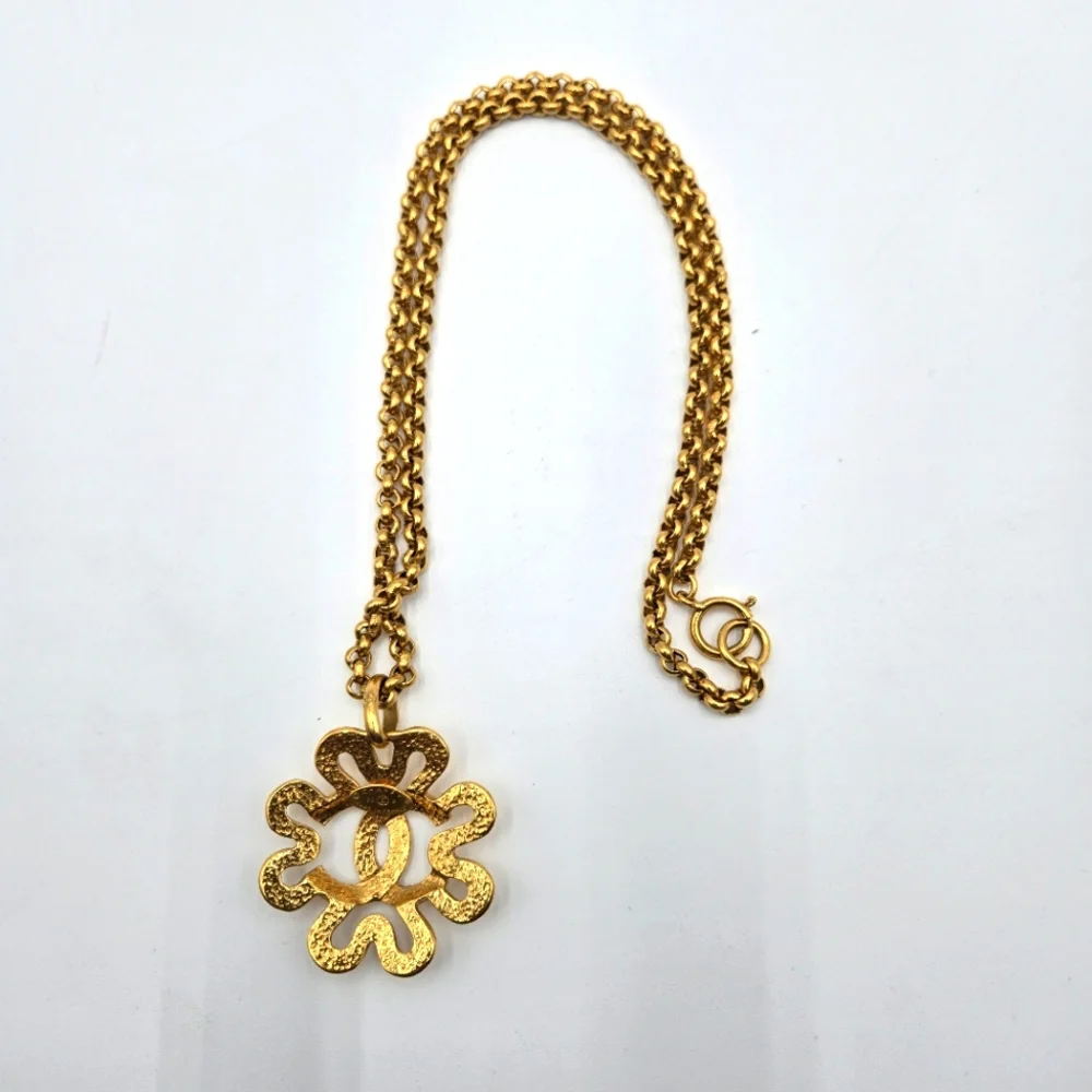 #10 Chanel Coco Mark Clover Motif Gold Plated Pendant Necklace - Picture 5 of 10